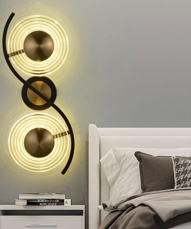 Twirl curves wall light